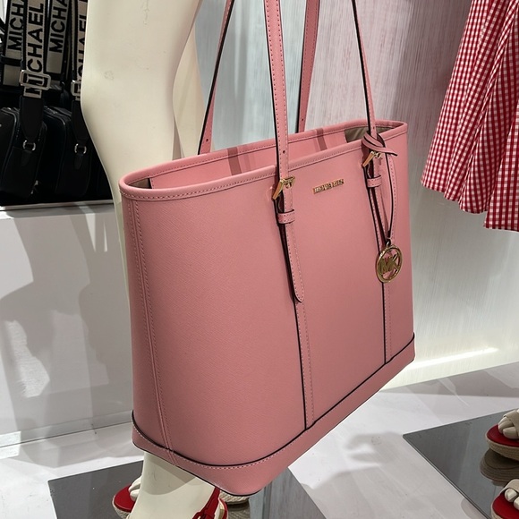 MICHAEL KORS
Jet Set Travel Lg Top Zip Shoulder Tote Saffiano Leather
Carnation - Picture 12 of 16